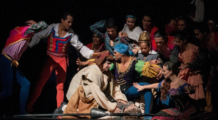 Hirtelen kiáltással menti ki a kollégát