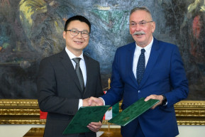 Stratégiai együttműködést kötött az akkugyárral a Debreceni Egyetem, pedig nekik ellenőrizniük kellene a céget