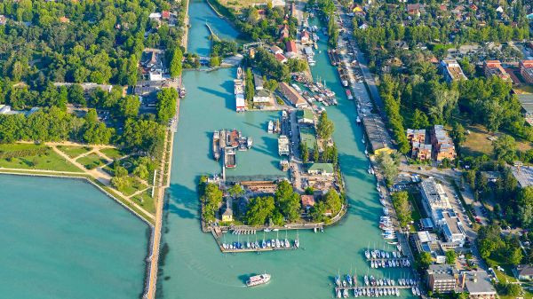 Balatonra menekülnek a menekültek elől a németek, akik földi paradicsomnak tartják Orbán országát - nemzetközi lapszemle