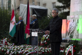 Kövér: '56 eszményeinek mai árulói el akarják lopni a nemzet közkincsévé vált lyukas zászlót