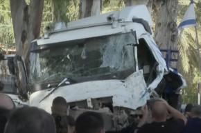 Tel-Avivban teherautó hajtott egy zsúfolt buszmegállóba