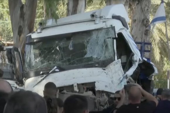 Tel-Avivban teherautó hajtott egy zsúfolt buszmegállóba