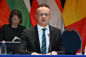 A kutya ugat, a karaván halad – üzeni uniós külügyminisztereknek Szijjártó Tbilisziből