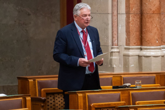 Fideszes képviselő: Ha egy női táskában elfér a rúzs és a szemceruza, akkor az óvszer is el tud férni