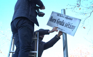 Antikommunista siker: Novák Elődék leszerelték a Horn Gyula-táblát