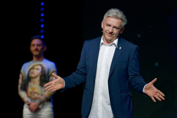 Bocsánatkérést vár Alföldi Róbert Magyar Pétertől