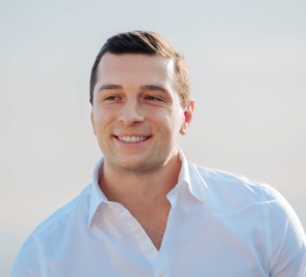 Vízágyúval lőtték a brüsszeli Magyar Háznál tüntető antifasisztákat