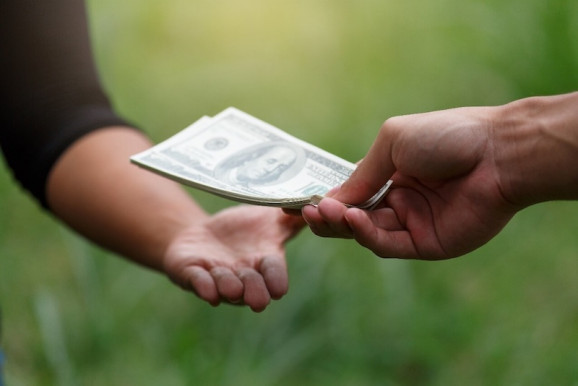 Pénzen vett barátság – Neuman Gábor jegyzete