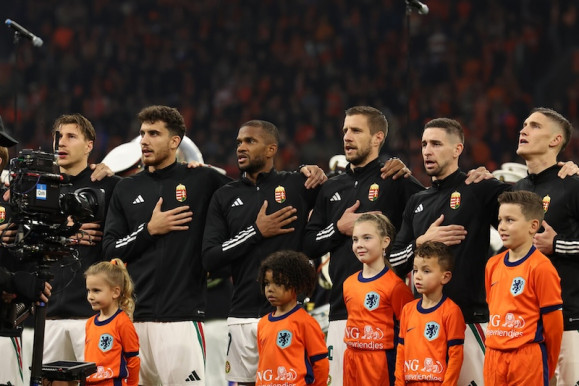 Újra kellett éleszteni Szalai Ádámot - négygólos vereség Amszterdamban