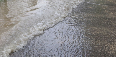 Hatalmas víz hömpölyög Zugló több utcájában