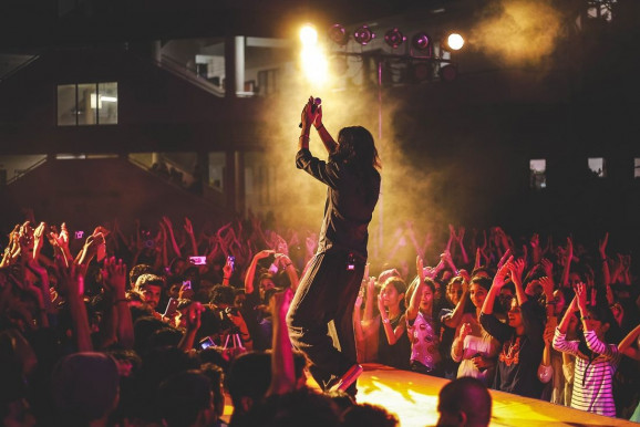 Kikért és hogyan rajonganak ma a fiatalok?