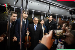 Buszon fotózták Orbánt népviseletbe öltözött gyerekekkel
