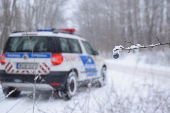 Hókáosz az utakon: Elakadt kamionok, árokba csúszott autók, akadozó tömegközlekedés