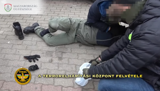 Drogot árult a rendőr a parkolóban