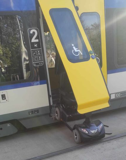 Rokkantkocsi törte ki a tram-train ajtaját