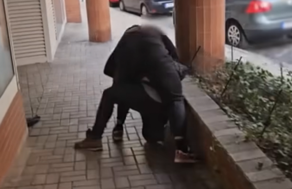 Szándékosan elgázolta, aztán megverte a futárt  a mercedeses Ferencvárosban (videóval)