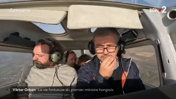 Hadházy bemutatta a francia köztévé nézőinek Orbánék hatvanpusztai uradalmát 