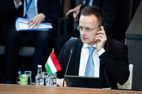 Amerikában kilincsel és mentességet kér Szijjártó