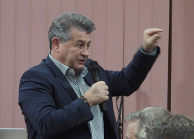 A fideszes parlamenti képviselő Tasó László szerint a famíliájára törnek Nyíradonyban