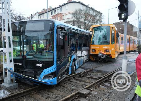 BKK járművek ütköztek, többen kórházba kerültek