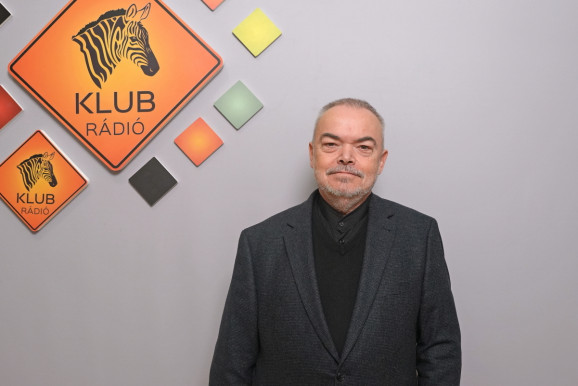 A festő, aki fejben festi le képei minden négyzetcentijét - Fehér László a Dobszerdában