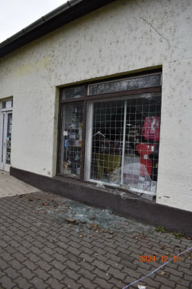 Betörte a kirakatot, elragadott belőle egy mikulásruhát