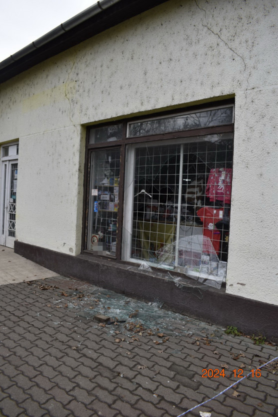 Betörte a kirakatot, elragadott belőle egy mikulásruhát