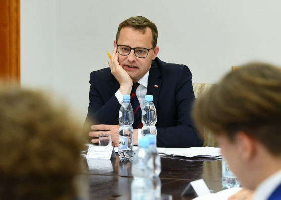 A lengyelek nagy többségének nem tetszik, hogy Romanowski Orbánhoz menekült 