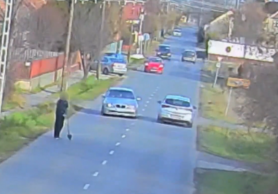 Videón a polgár, aki összeveszett a feleségével, aztán kiállt az útra egy ásóval forgalmat irányítani