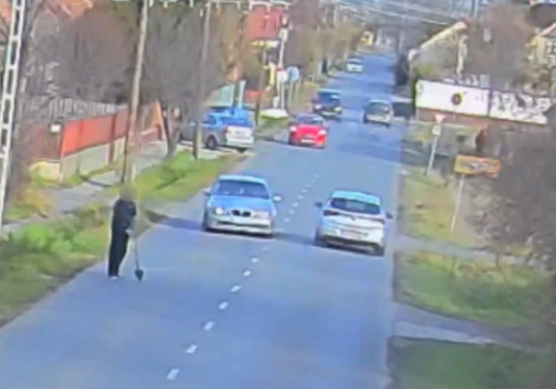 Videón a polgár, aki összeveszett a feleségével, aztán kiállt az útra egy ásóval forgalmat irányítani