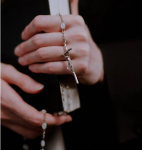 Lebukott egy apáca a bencés középiskolában