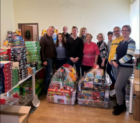 40 gyermekotthonba vinne ajándékot a Tisza párt, de az a benyomásuk, hogy hiába