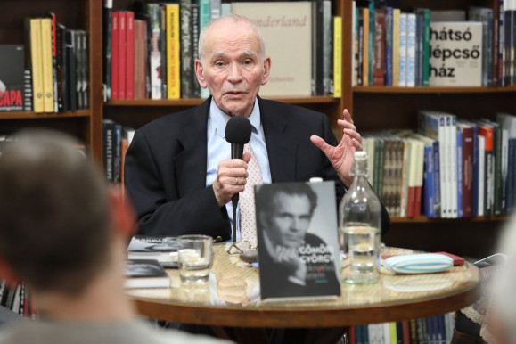 Rendszeresen verem be a fejem a falba