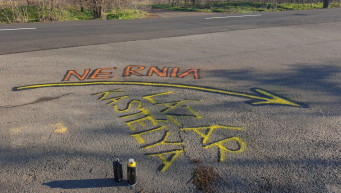 Felfestette az útra, hol  kell lekanyarodni Lázár János kastélyához, cserébe a NER-lap közzétette a lakcímét, a fényképét és a rendszámát