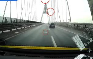 Videón, ahogy jégtömbök zuhannak egy kocsira a Megyeri hídon 