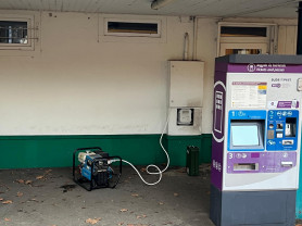 Csaknem egy hete nincs áram Rákospalota MÁV-telepen, benzingenerátorral mozgatják a sínek váltóit az állomáson