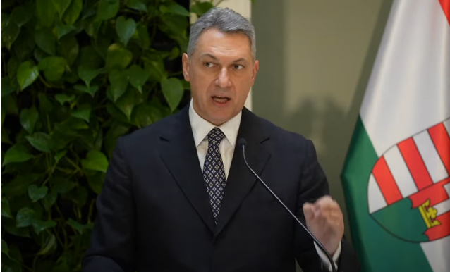 Megújuló MÁV: Lázár János bemutatott egy vécét 