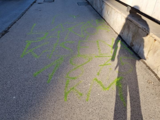 Házkutatást tartottak a Kutyapárt aktivistájánál és előállították, mert felfestette, merre van Lázár kastélya