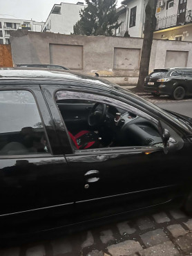 Sorra törtek fel autókat a Rendőrpalota közelében