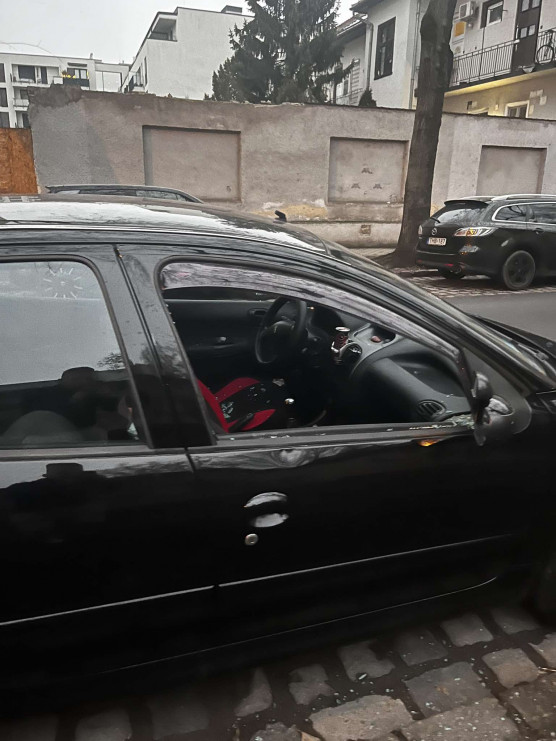 Sorra törtek fel autókat a Rendőrpalota közelében