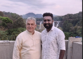 Kedves meglepetés: Népviseletben fotózkodott Orbán Indiában 