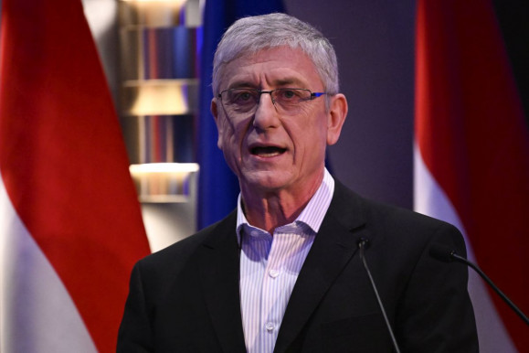 Akár hálásak is lehetünk Bayer Zsoltnak, hogy nem lelövetni akarja a tüntető bírókat - Gyurcsány