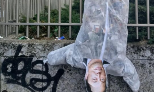 Musk-bábut akasztottak a milánói téren, ahol '45-ben Mussolinit is fellógatták 