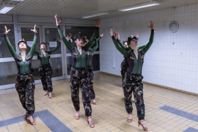 Magassarkúban és kivágott felsőben léptek fel táncosok a zalaegerszegi toborzóiroda megnyitóján