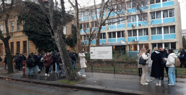 Bombariadó volt több budapesti iskolában