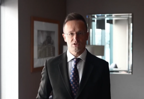 Rákosdubaj: Szijjártó mindent aláírt az Emírségekben, sőt 1000 tonna sajtot szállítunk nekik 