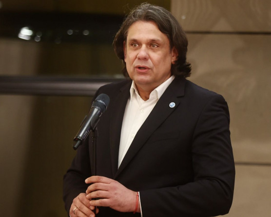 Deutsch Tamás és az angol: a fideszes képviselő szerint neki kelenföldi akcentusa van