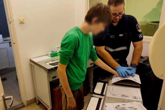 Elkaptak egy 14 éves fiút, aki négy iskolának küldött fenyegető e-maileket