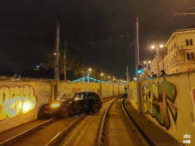 A Szabadság híd alatti villamosalagútba hajtott a részeg úrvezető