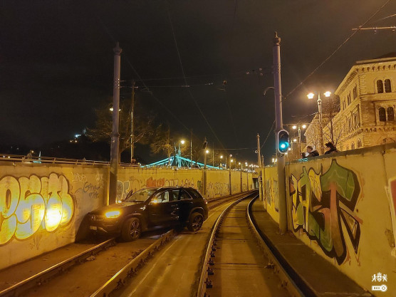 A Szabadság híd alatti villamosalagútba hajtott a részeg úrvezető